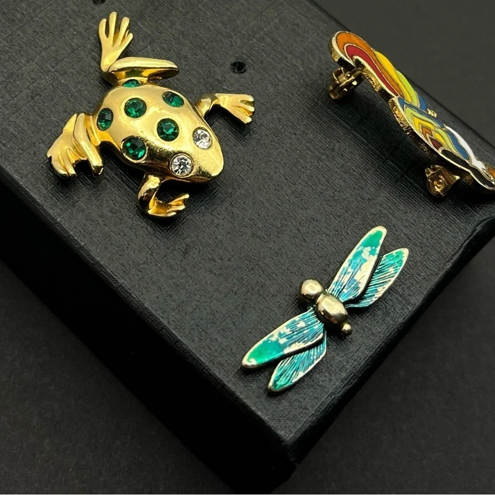 Lot of 3 Gold tone Vintage Avon Animal Pins/Brooches- Frog - Toucan - Dragonfly